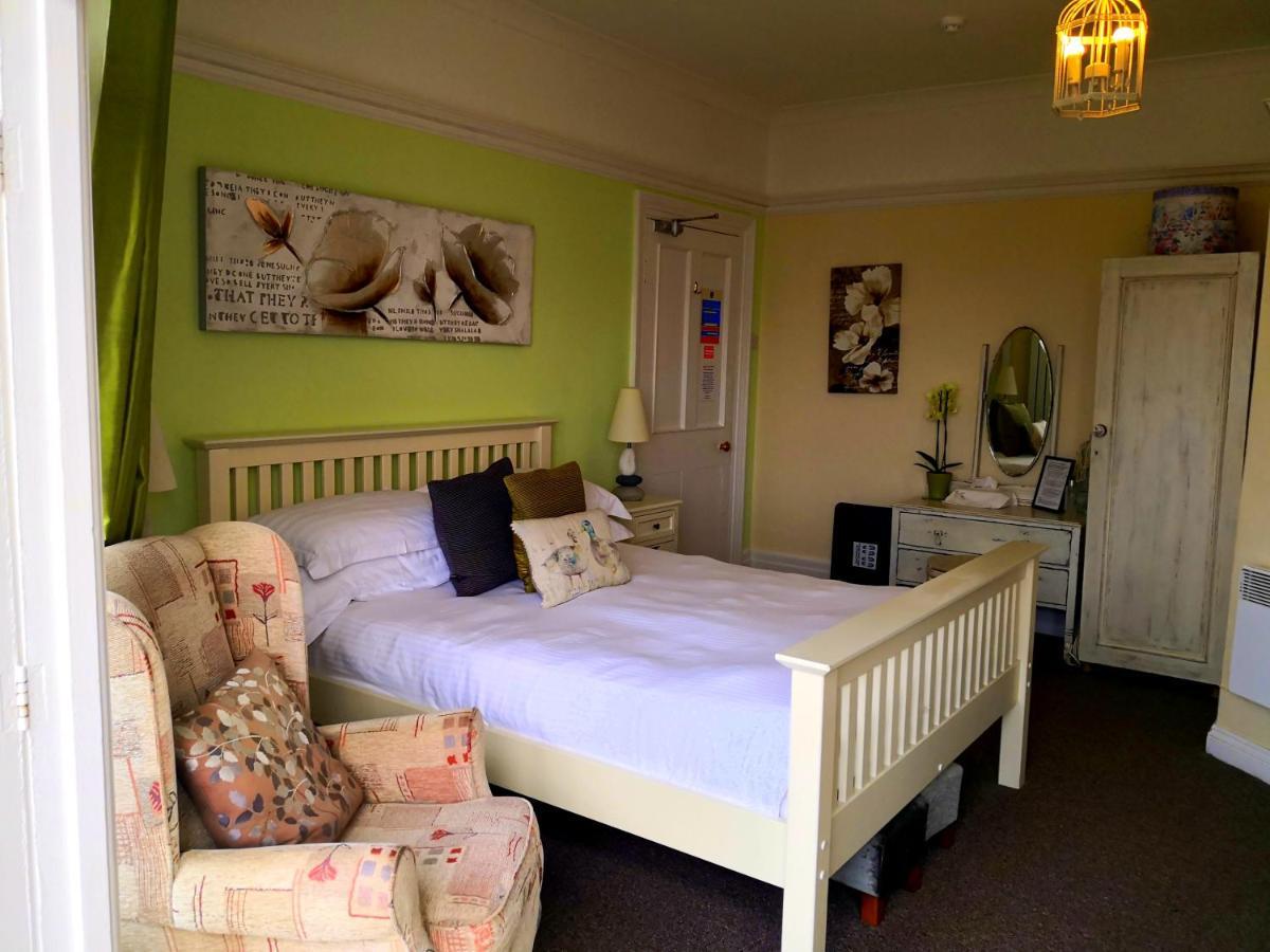 Sunset Guest House Hunstanton Εξωτερικό φωτογραφία A bedroom in a typical B&B