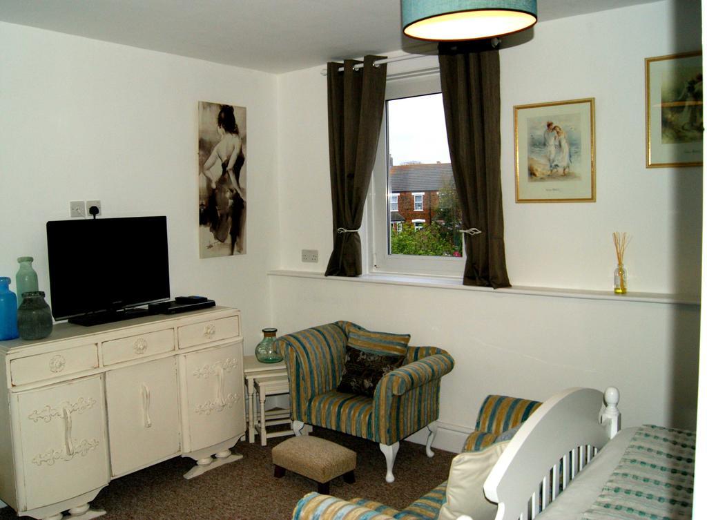 Sunset Guest House Hunstanton Εξωτερικό φωτογραφία A typical bedroom in a UK HMO