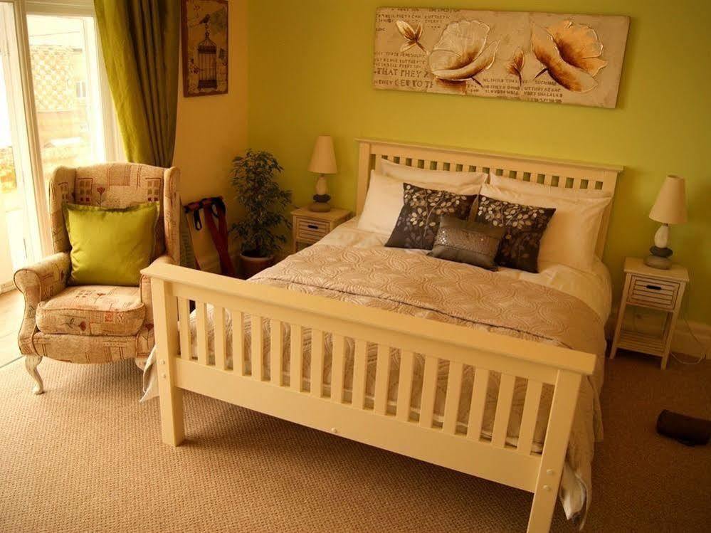Sunset Guest House Hunstanton Εξωτερικό φωτογραφία A bedroom in a bed and breakfast in England